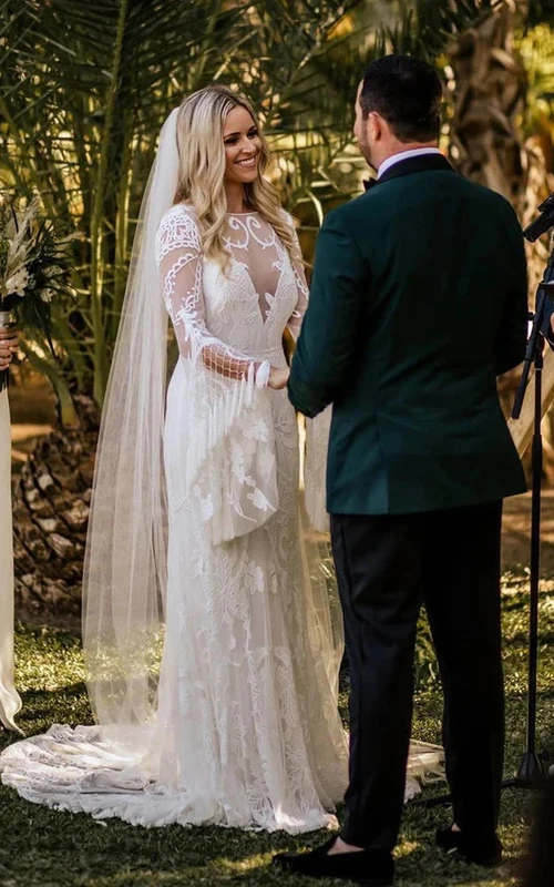 Vestido de novia etéreo de manga larga, espalda descubierta, encaje y apliques