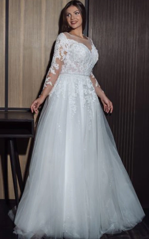 Vestido de novia de talla grande con escote redondo ilusión, manga larga y corte en A, con apliques de encaje.