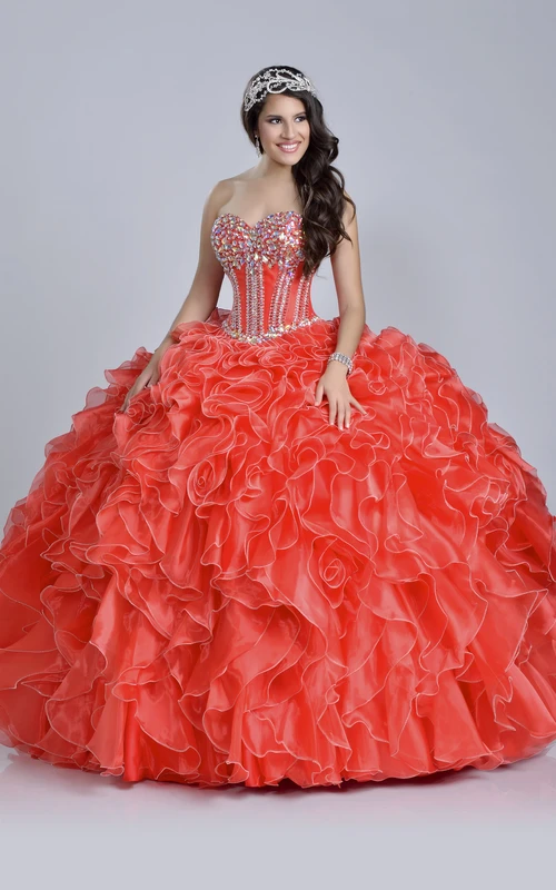 Robe de bal à paillettes, volants et décolleté en cœur, lacée