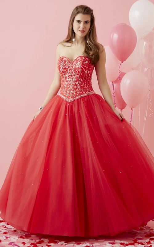 Robe de bal bustier sans manches en tulle à lacets ornée de bijoux et décolleté en cœur