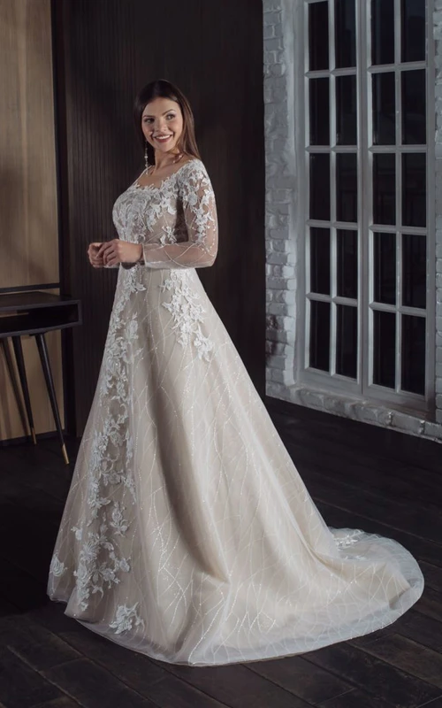 Vestido de novia de talla grande con corte en A, manga larga, encaje ilusión y apliques, color champán.