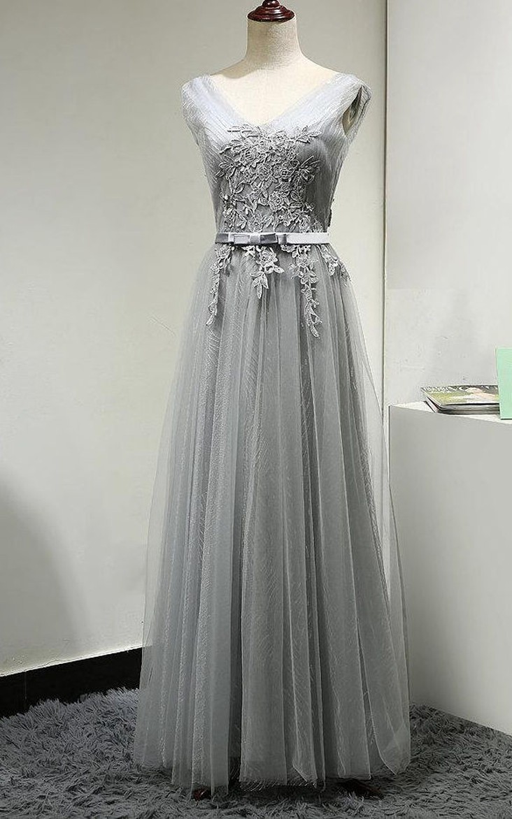 V-neck Sleeveless Tulle Pleated Bridesmaid Dress With Appliques
